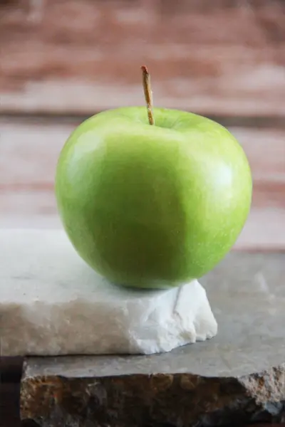 Zelené Přírodní Jablko Dřevěném Pozadí — Stock fotografie