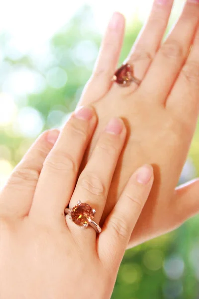 Bague Bijoux Femme Avec Une Pierre Précieuse — Photo