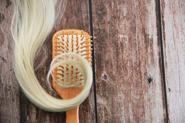 Ein Blondes Weißes Haar Und Ein Kamm — Stockfoto