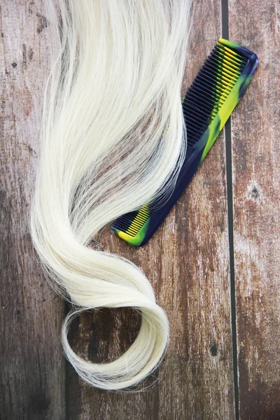 Ein Blondes Weißes Haar Und Ein Kamm — Stockfoto