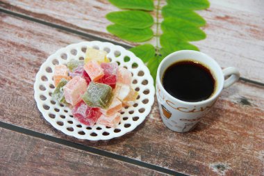 Bir fincanda sade Türk kahvesi ve tatlı doğulu lukum.