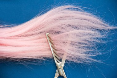 dağınık bir tutam saç ve bir kuaför makası.