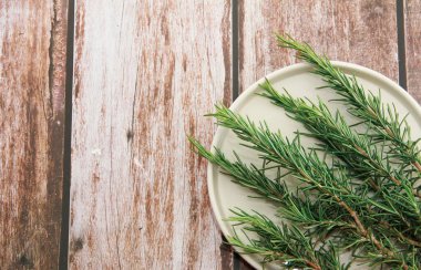 Keskin yapraklı baharatlı biberiye.