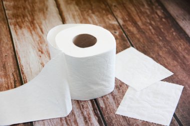 Temizlik için beyaz tuvalet kağıdı rulosu