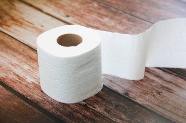 Temizlik için beyaz tuvalet kağıdı rulosu