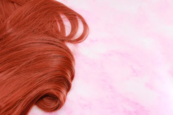 Capelli Rossi Una Donna Dai Capelli Castani Riccioli Dritti — Foto Stock