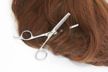 Bukle ve makasla boyanmış kadın saçı