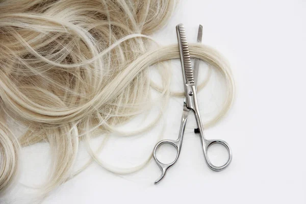 Frauen Gefärbte Haare Einer Locke Und Haarschneidemaschinen — Stockfoto
