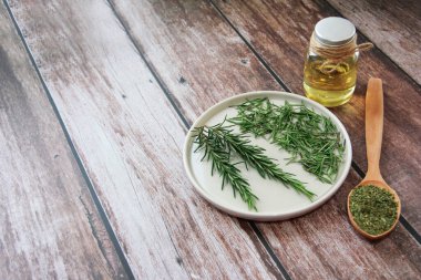 yeşil biberiye filizi ve biberiye yağı şişede