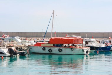 Antalya, Türkiye, 25 Haziran 2020. Denizde eğlence tekneleri ve yatları