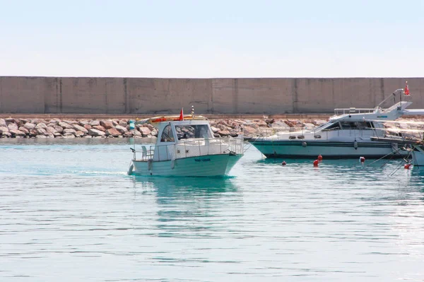 アンタルヤ トルコ 6月25 2020 海での楽しいボートやヨット — ストック写真
