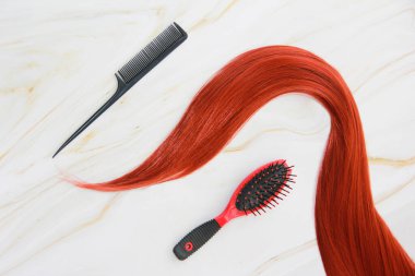  Kadın bukleleri boyalı saçlar ve tarak