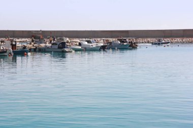 Antalya, Türkiye, 23 Mayıs 2021. Mavi denizde eğlence tekneleri ve yatları.