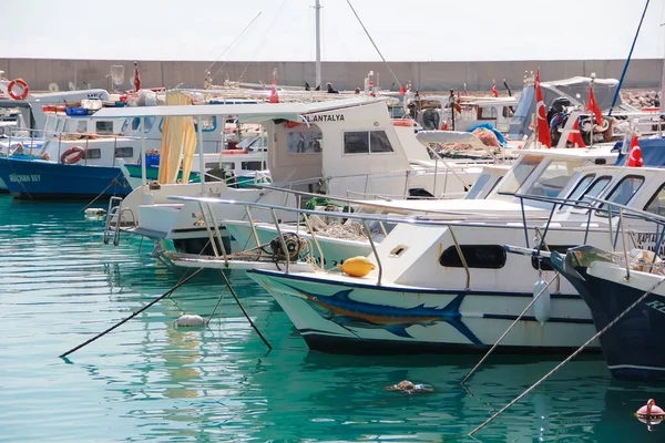 アンタルヤ トルコ 2021年5月23日 青い海の中の楽しいボートやヨット — ストック写真
