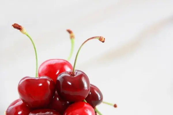 Naturliga Röda Körsbär Frukt Med Grön Blomstängel — Stockfoto