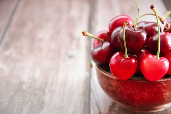 Naturliga Röda Körsbär Frukt Med Grön Blomstängel — Stockfoto