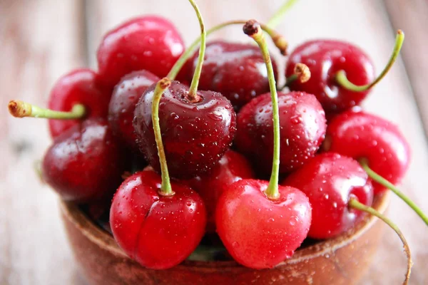 Natürliche Rote Kirschfrucht Mit Grünem Stiel — Stockfoto