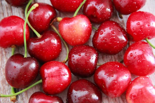 Natürliche Rote Kirschfrucht Mit Grünem Stiel — Stockfoto