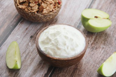 Dekoratif tabakta beyaz süt yoğurdu.