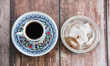 Süslü bardakta doğal Türk kahvesi.