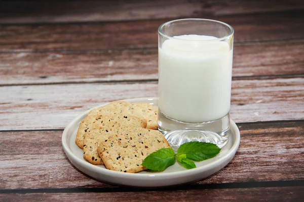 Biały Kefir Szklance Chrupiące Krakersy Dietetyczne — Zdjęcie stockowe