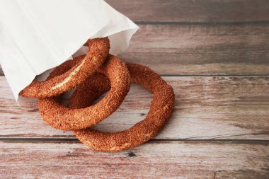Susamlı geleneksel Türk simidi simit.