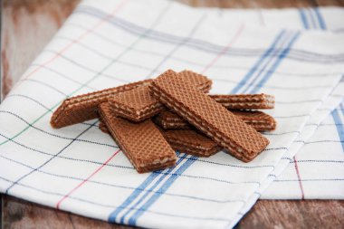 Tatlı katmanlı çıtır flütlü çikolatalı waffle.