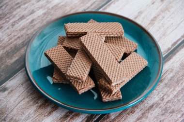 Tatlı katmanlı çıtır flütlü çikolatalı waffle.