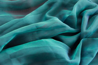 Pliseli turkuaz kumaş dokusu.