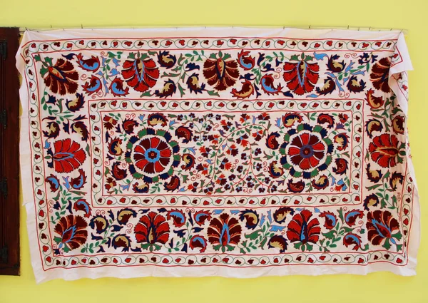 2021年6月14日 土耳其安塔利亚 带有图形装饰品的东方土耳其地毯 — 图库照片