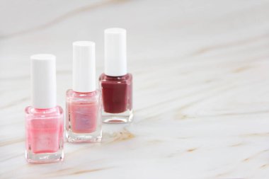 Cam şişedeki dekoratif oje.