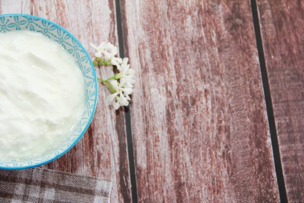 โยเก ตนมขาวในจาน — ภาพถ่ายสต็อก