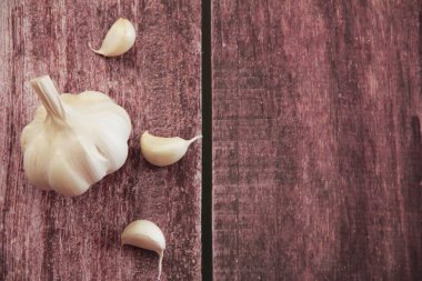 Dilimlenmiş doğal beyaz sarımsak