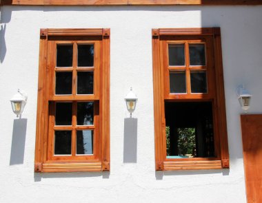 Binanın duvarındaki antika pencereler