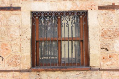 Binanın duvarındaki antika pencereler