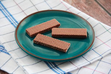 Doldurulmuş çıtır flüt çikolatalı waffle