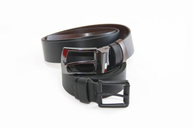 Metal tokalı siyah deri kemer.