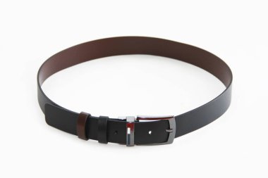 Metal tokalı siyah deri kemer.