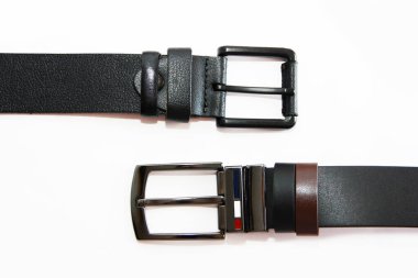 Metal tokalı siyah deri kemer.