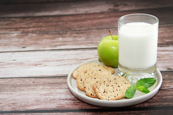 Bílé Mléko Kefír Sklenici Kulaté Křupavé Dietní Sušenky — Stock fotografie