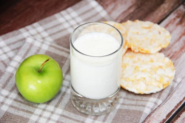 Kefir Białego Mleka Szklance Okrągłe Chrupiące Ciasteczka Dietetyczne — Zdjęcie stockowe