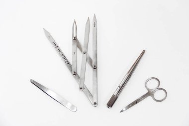 Antalya, Türkiye, 11 Temmuz 2021. Kaşların tasarımı ve renkleri için araçlar