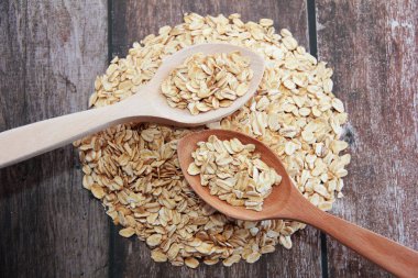 Tahta kaşıkta kuru yulaf ezmesi.