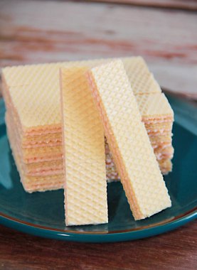 Dekoratif tabakta flütlü gevrek waffle.