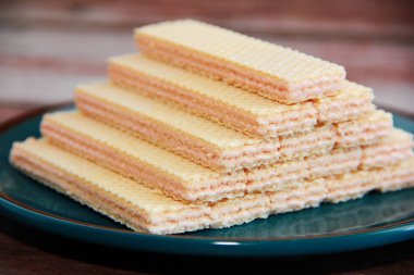 Dekoratif tabakta flütlü gevrek waffle.