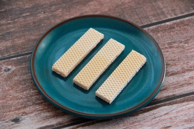 Dekoratif tabakta flütlü gevrek waffle.