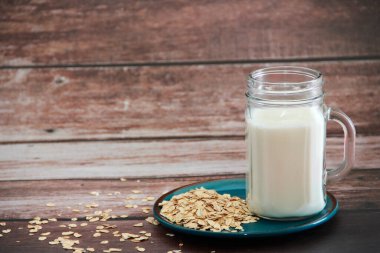 Cam bardakta beyaz süt kefir ve kuru yulaf lapası.