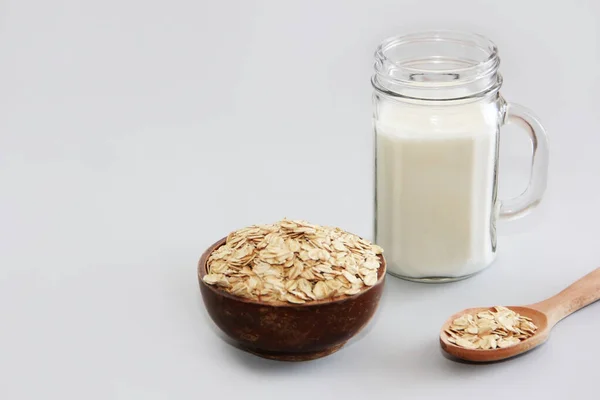 Weißer Milchkefir Glasbecher Und Trockene Haferflocken — Stockfoto