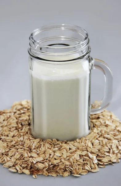 Weißer Milchkefir Glasbecher Und Trockene Haferflocken — Stockfoto