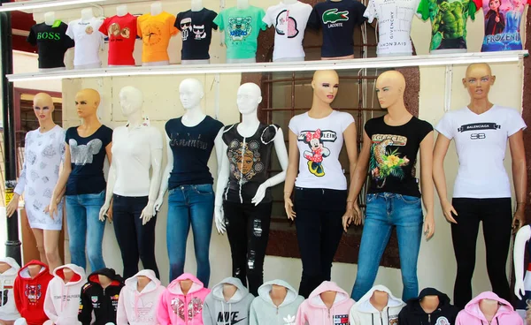 Antalya Turquía Julio 2021 Camisetas Multicolores Escaparate — Foto de Stock